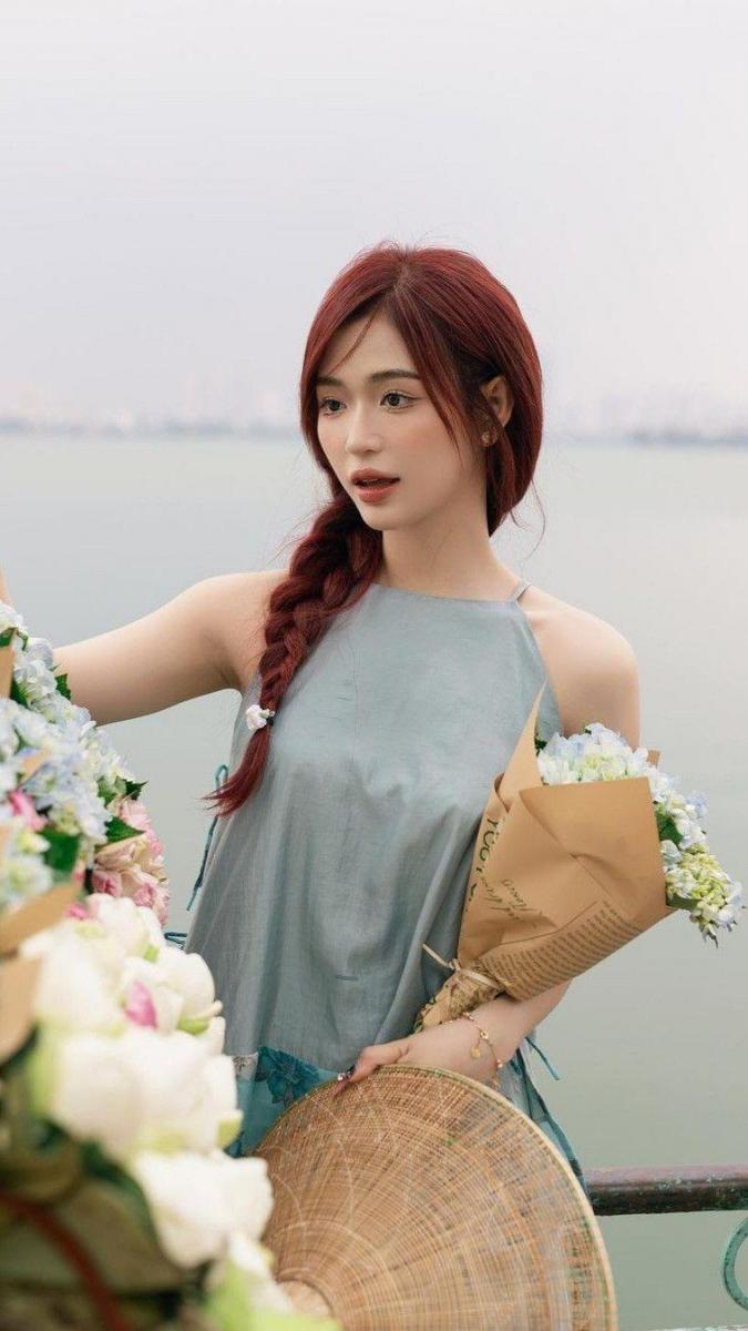 Ảnh gái xinh ngầu trong váy trắng, ngực to đẹp