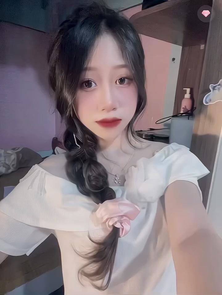 Hình ảnh đẹp gái xinh với ngực to và tóc dài cắt hime