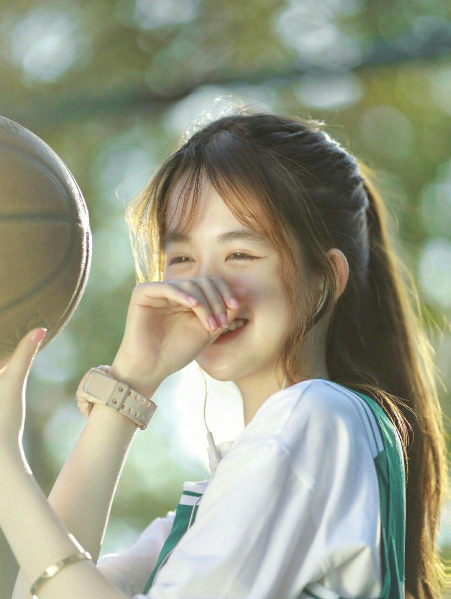 Gái xinh cute tóc dài trong niềm hạnh phúc