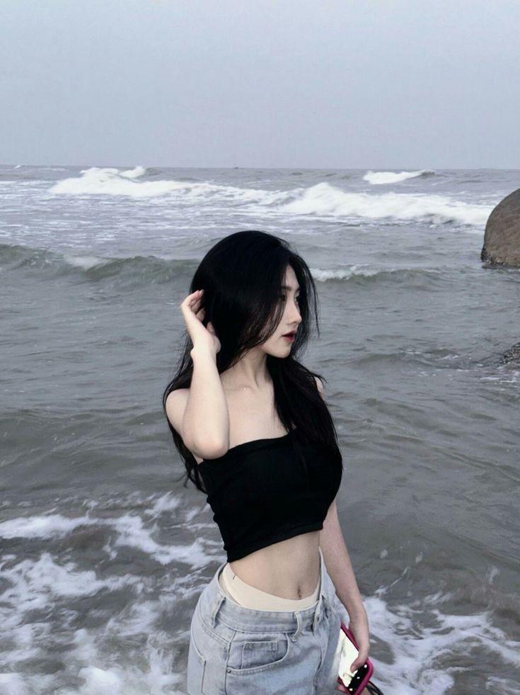Gái đẹp bikini gợi cảm với ngực to và tóc đen