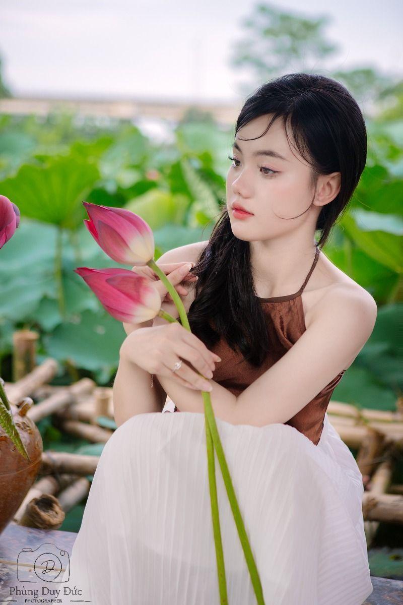 Ảnh gái xinh cầm hoa trong đầm sen tuyệt đẹp
