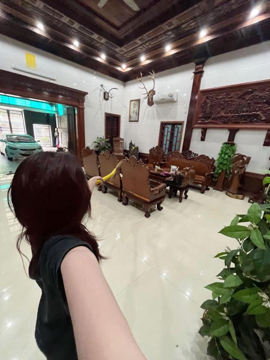 Ảnh gái xinh sexy trong nội y tại sân nhà
