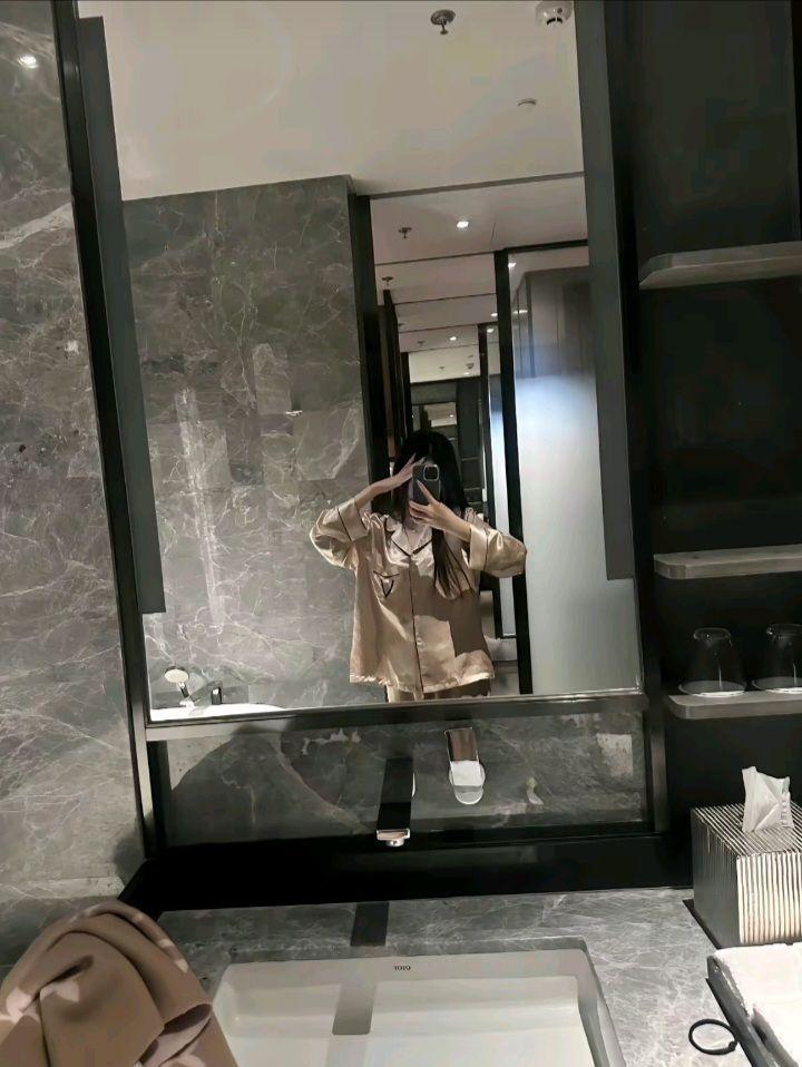 Gái Xinh Gái Xinh Tại Sân Nhà