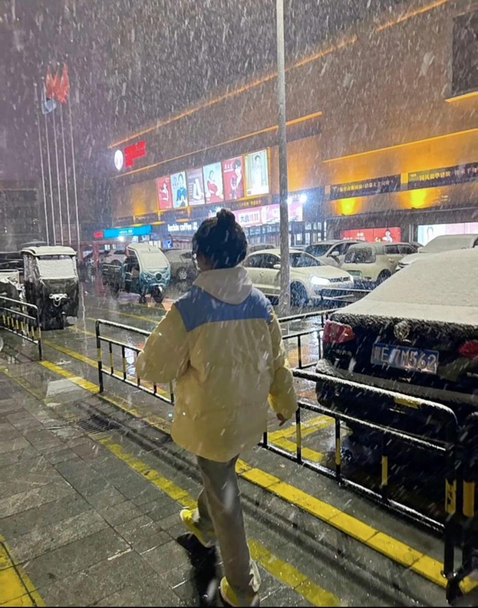 Ảnh gái xinh ngực to sụt sịt áo khoác mùa đông