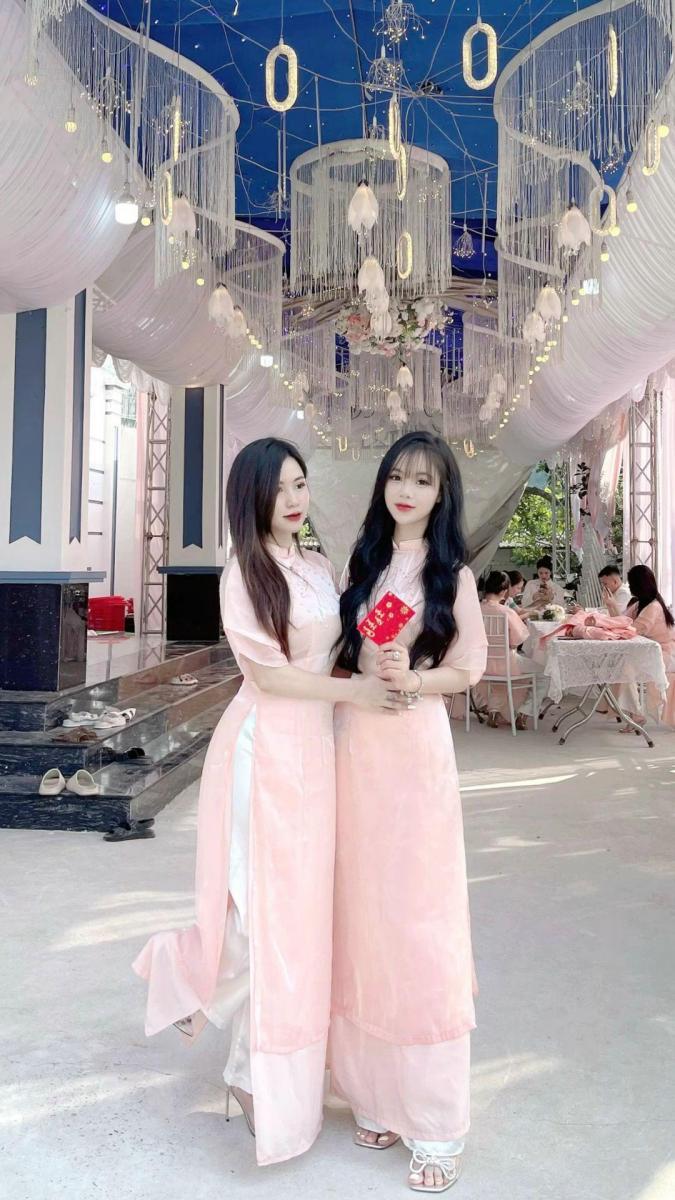 Gái xinh hàng to trong váy trắng tại sự kiện thời trang