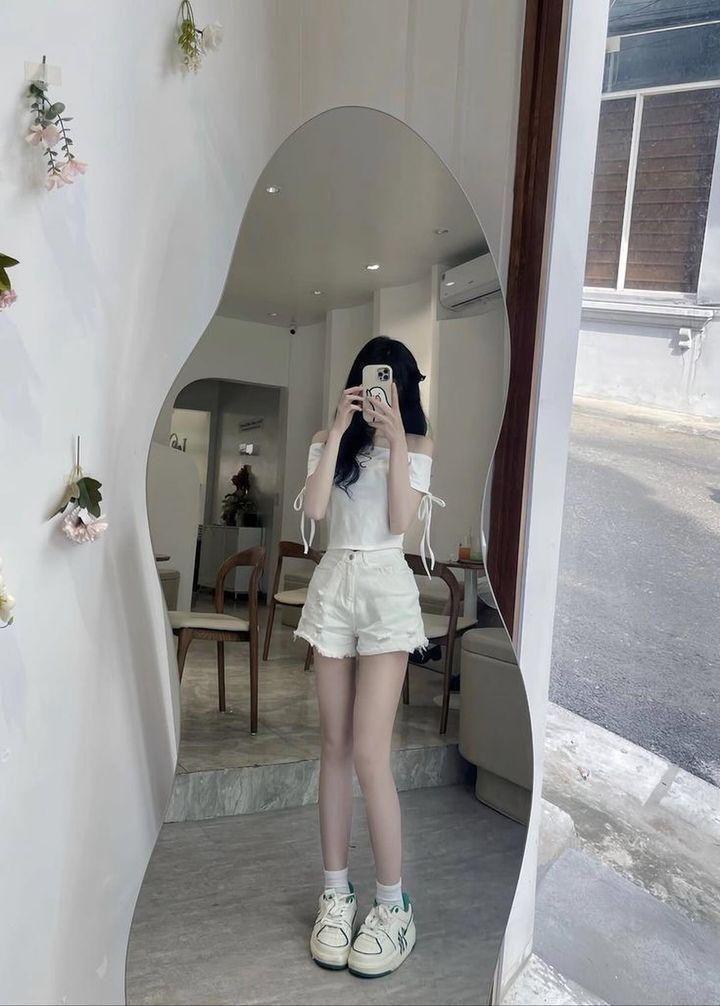 Ảnh gái xinh chân dài với ngực to