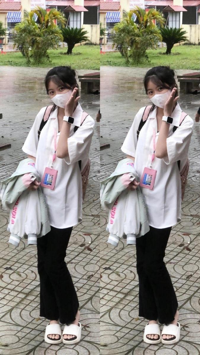Ảnh gái xinh đeo túi, đứng tạo dáng đẹp