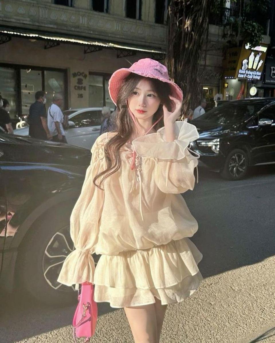 Gái xinh nhảy trong bộ áo cài túi thời trang