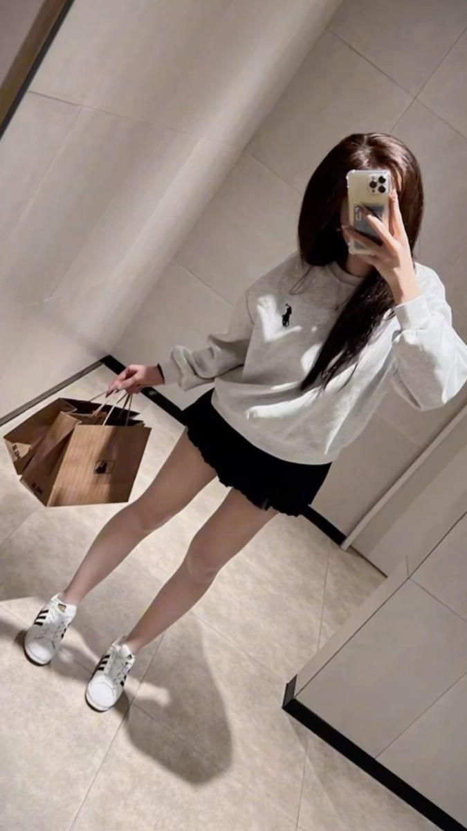 Ảnh cô gái đẹp với ngực to tay áo cổ áo cài túi