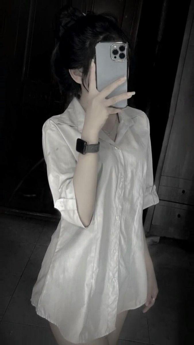 Ảnh gái xinh thay đồ trong áo trắng