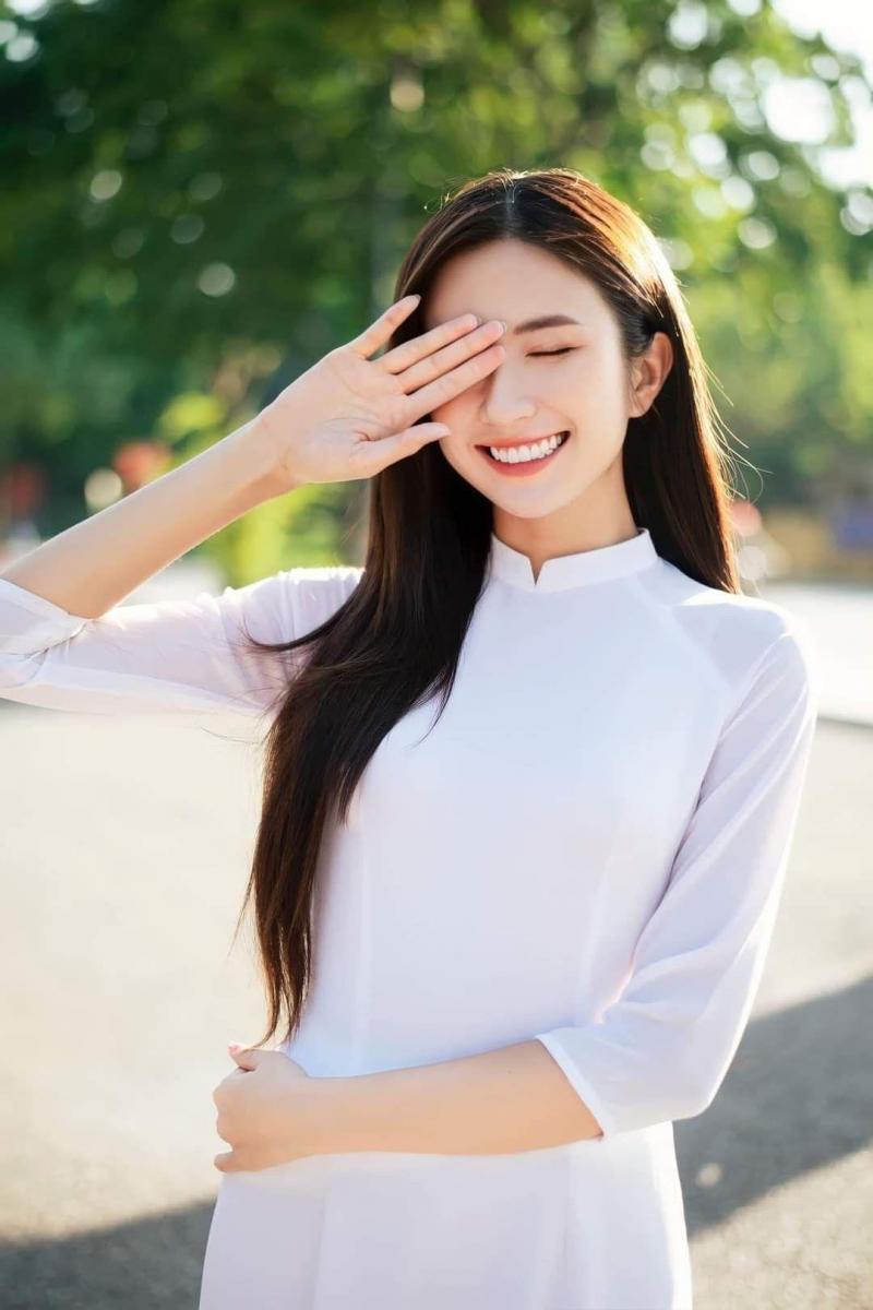 Hình ảnh cô gái xinh đẹp với ngực to tay áo cổ áo vải