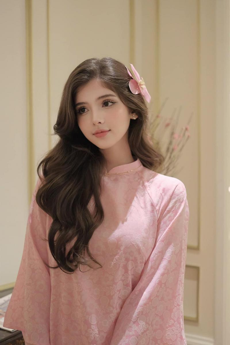 Hình gái xinh cộp, ngực to tay áo cổ hồng