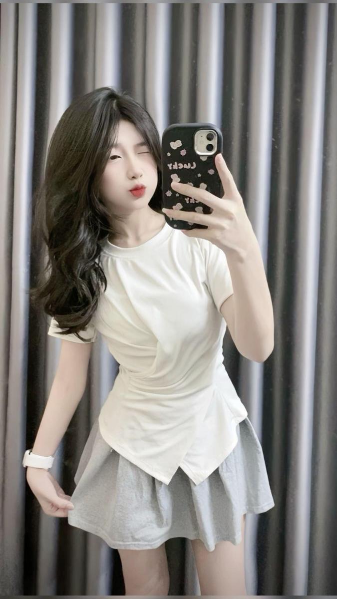 Ảnh gái xinh nhảy trong áo cổ sắc đẹp