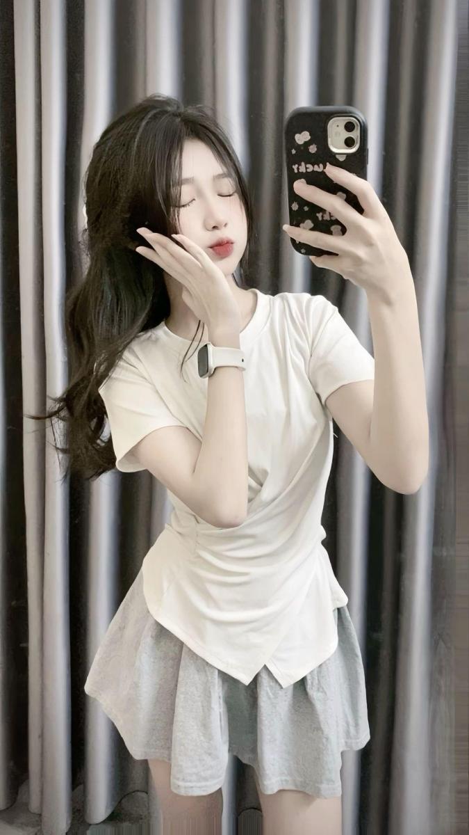 Hình ảnh những cô gái xinh đẹp trong áo cổ sắc màu