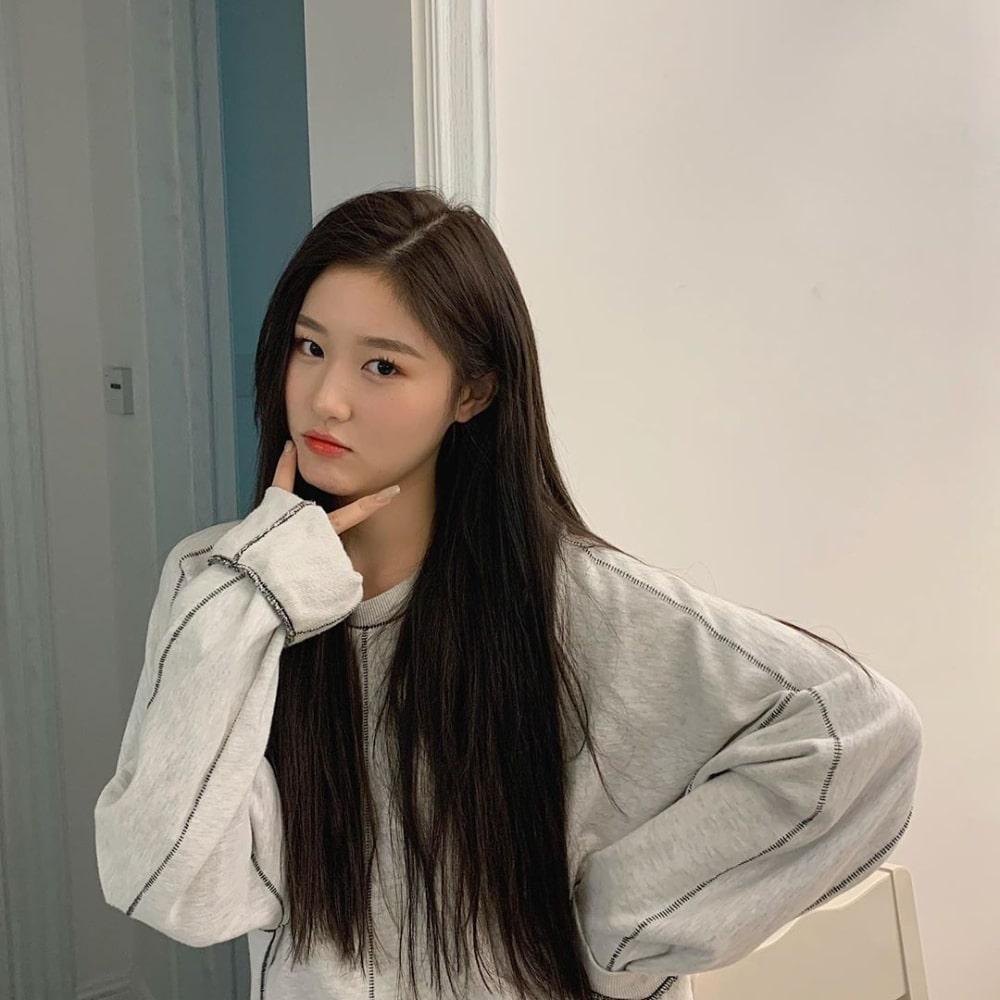 Hình cô gái xinh trong thời trang áo cổ