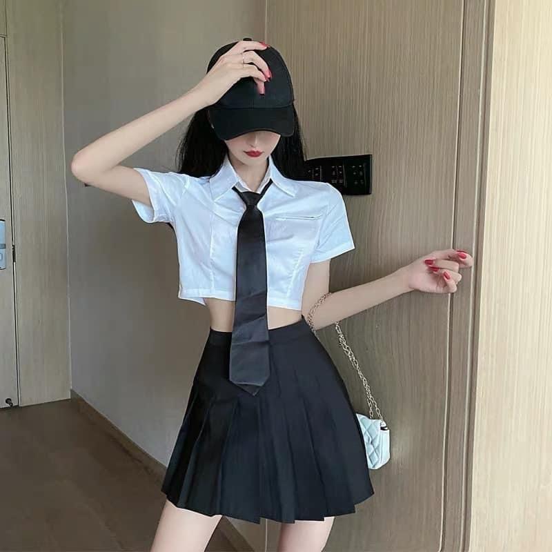 Cô gái xinh trong áo đồng phục tay áo