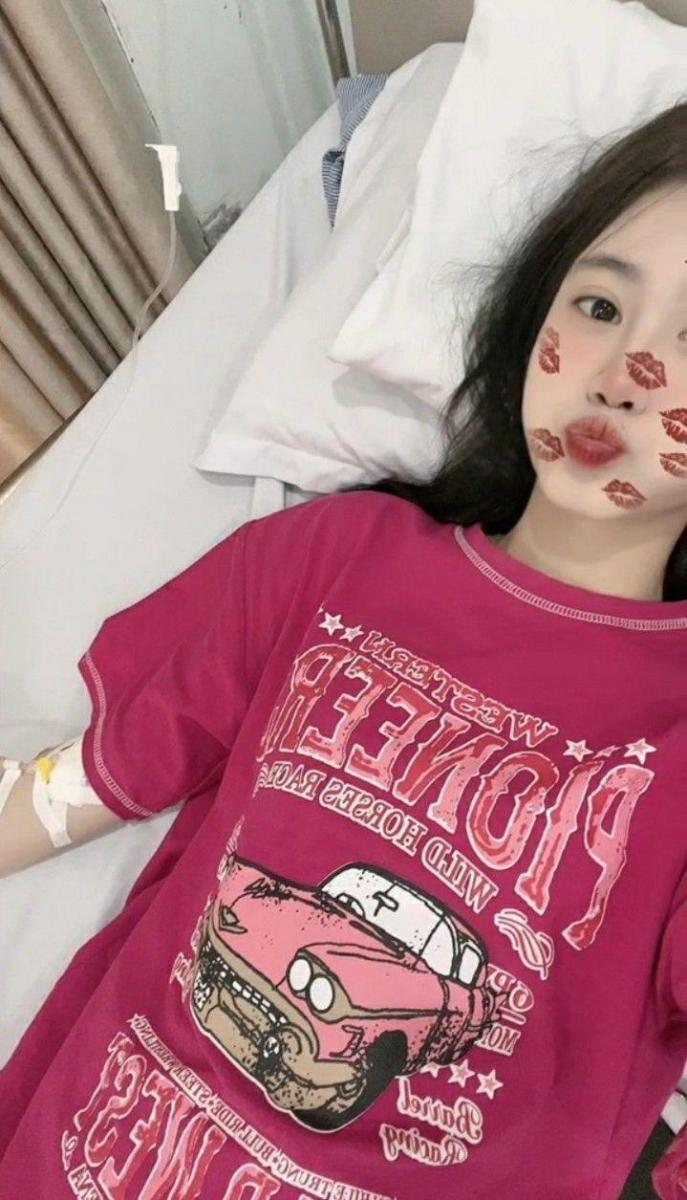 Gái xinh to trong áo hồng, tóc đen quyến rũ