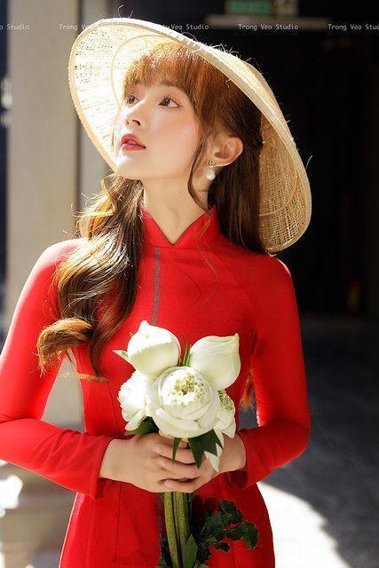 Cô gái xinh xắn trong áo màu đỏ