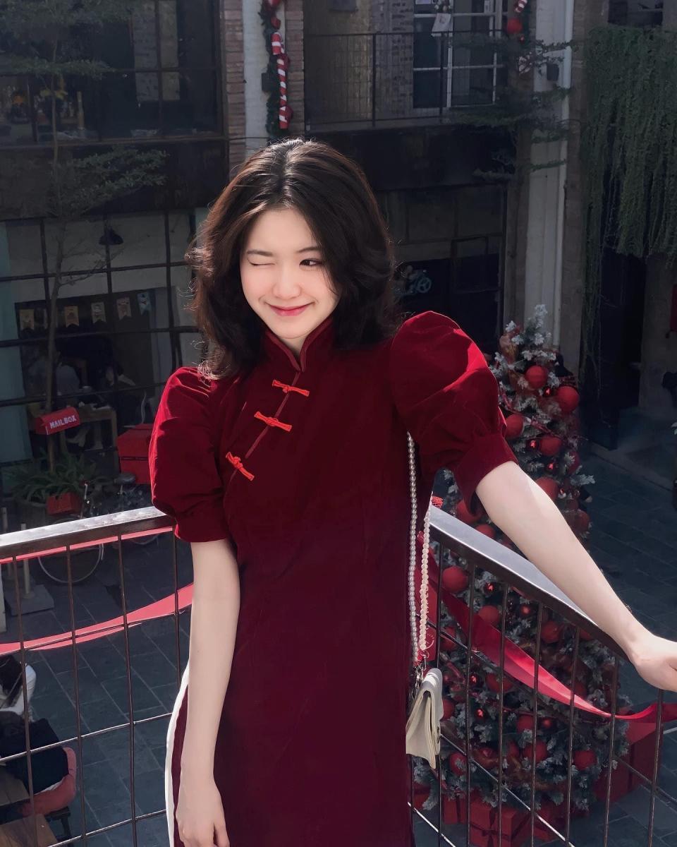 Hình cô gái xinh trong áo màu đỏ