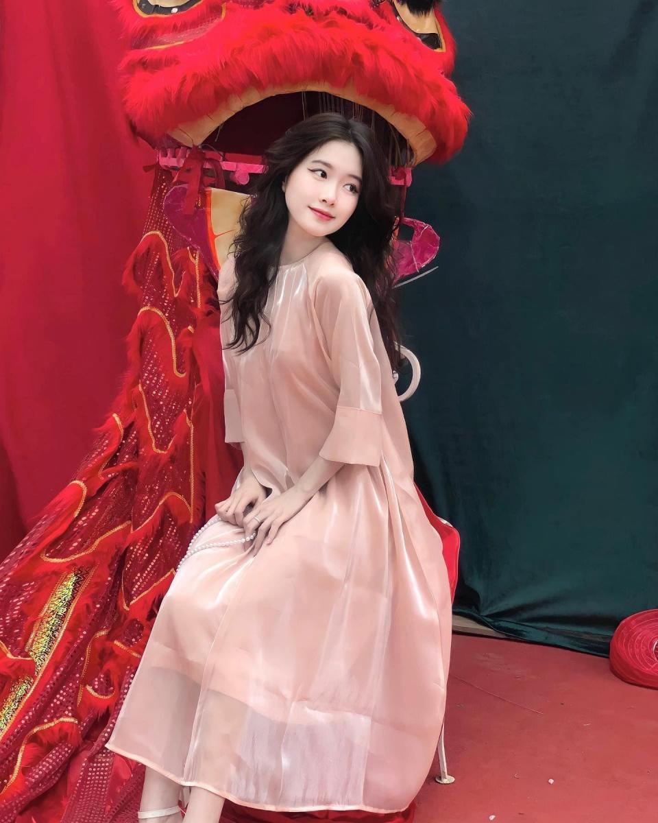 Gái Xinh To Trong Đầm Đỏ