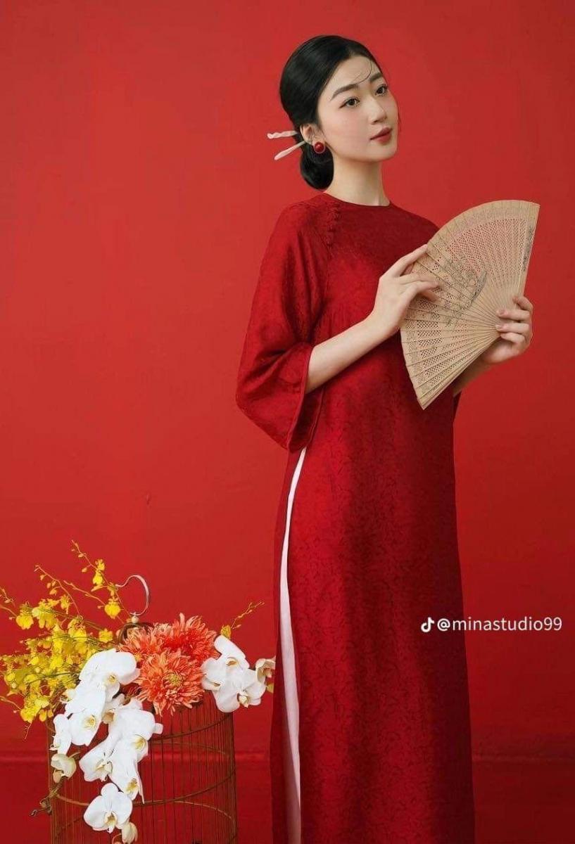 Ảnh gái xinh ngực to tay áo màu đỏ