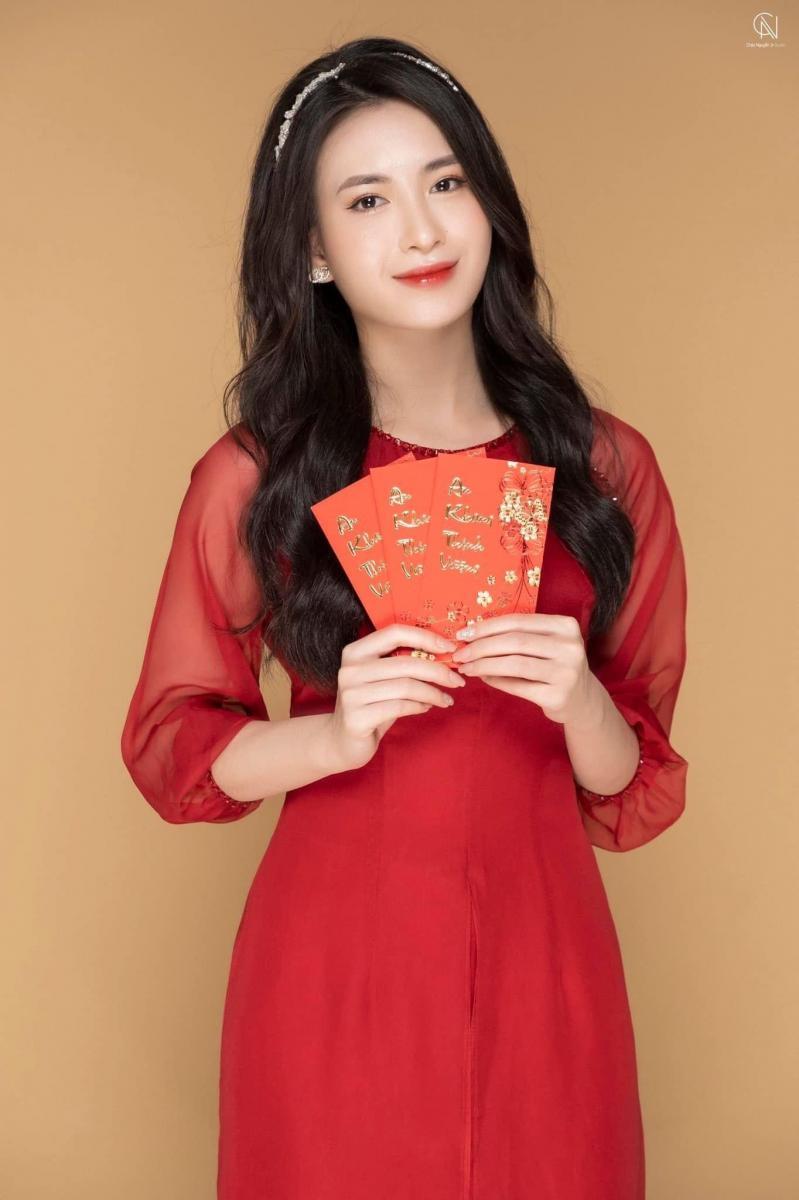 Ảnh gái xinh 2k7 trong áo màu đỏ đầm