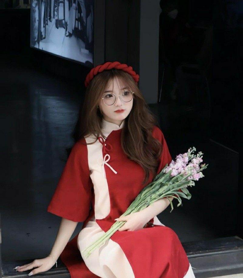 Gái xinh cởi áo trong bộ áo màu đỏ