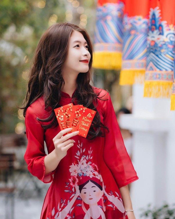 Ảnh con gái xinh đẹp trong áo màu đỏ đầm