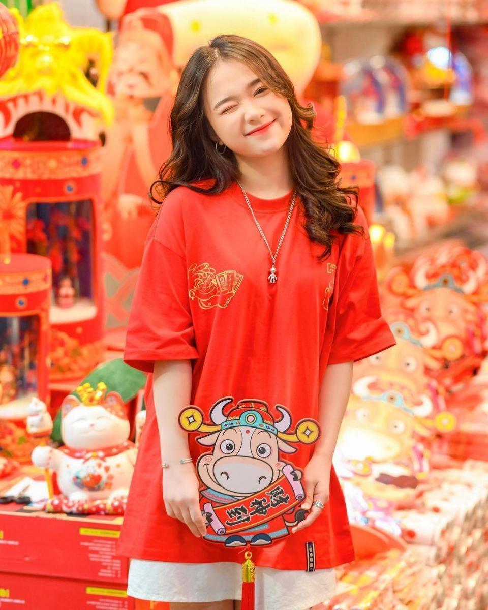 Ảnh gái xinh dịu dàng trong áo màu đỏ hồng