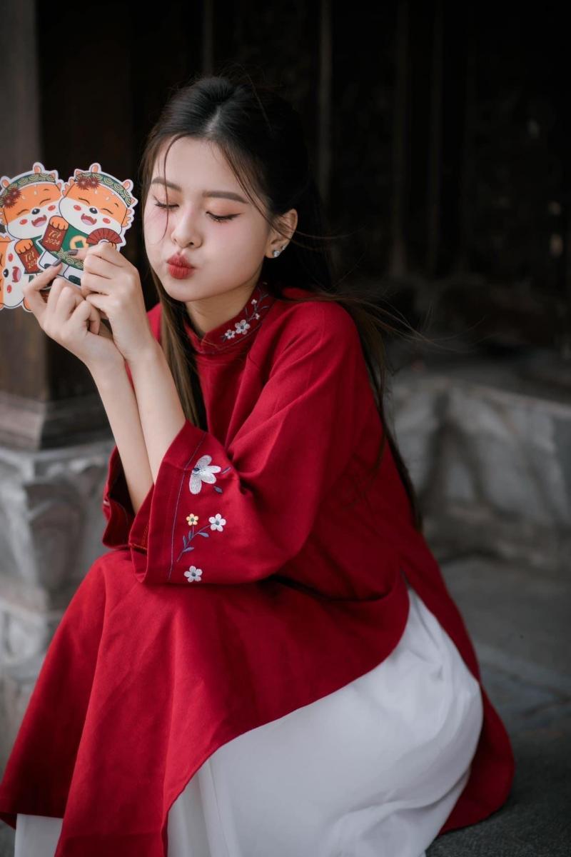 Hình ảnh cô gái xinh đẹp trong áo màu đỏ sắc đẹp