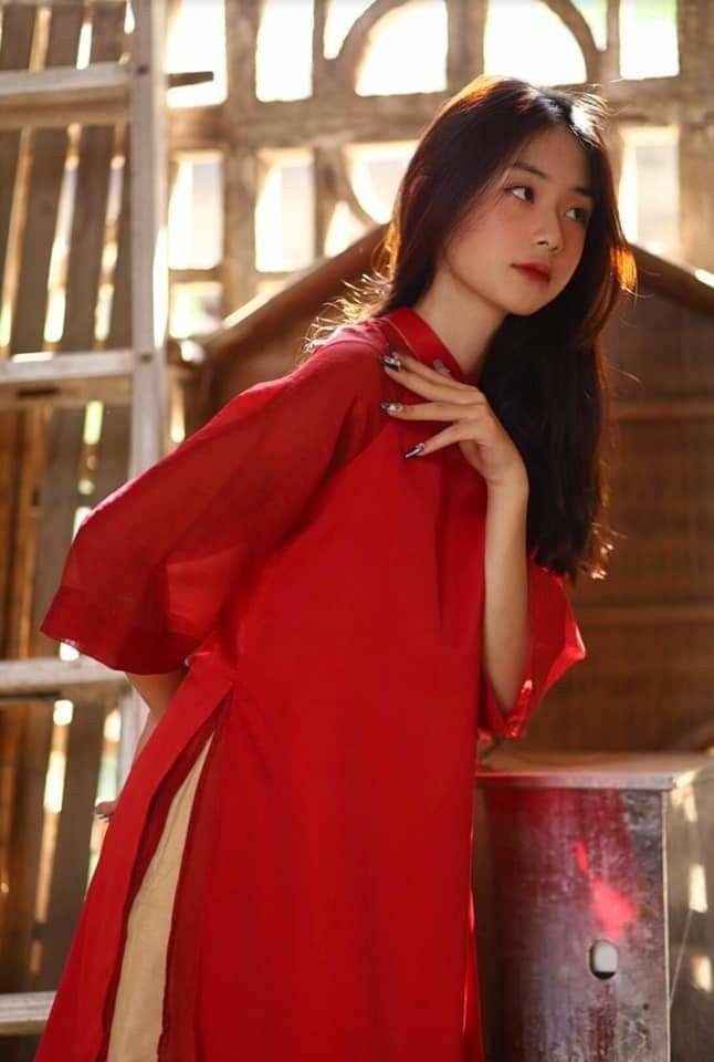 Chị Gái Xinh Đẹp Trong Áo Màu Đỏ