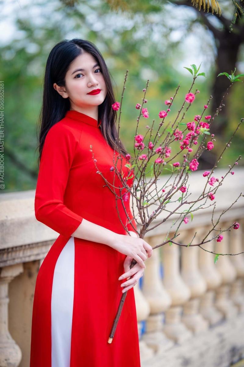 Ảnh gái xinh sexy trong áo màu đỏ thời trang