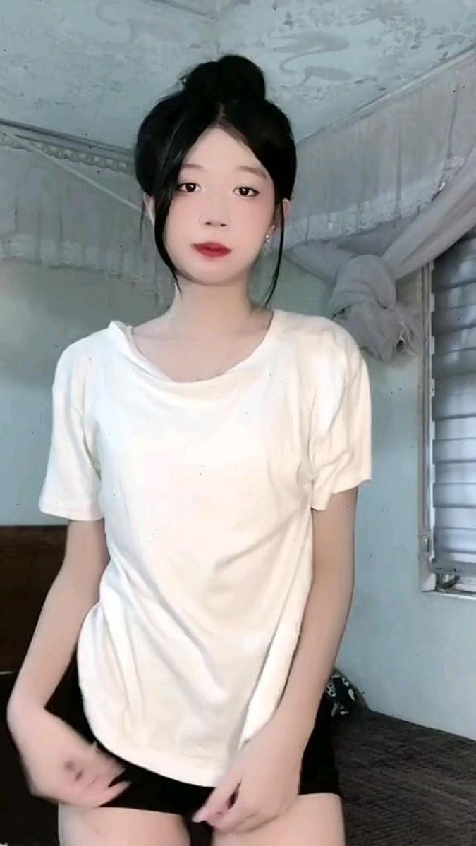 Ảnh gái xinh mặc áo trễ vai đẹp nhất 2022