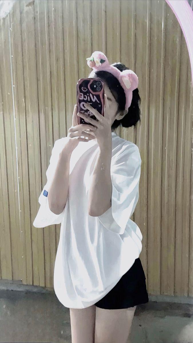 Ảnh gái xinh tắm với ngực to tay áo người mẫu