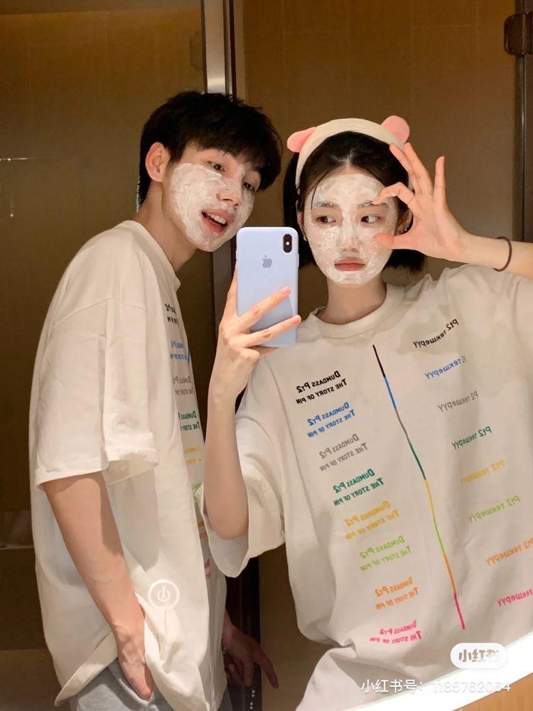 Gái xinh mặc áo thun, ngực to tay áo niềm hạnh phúc