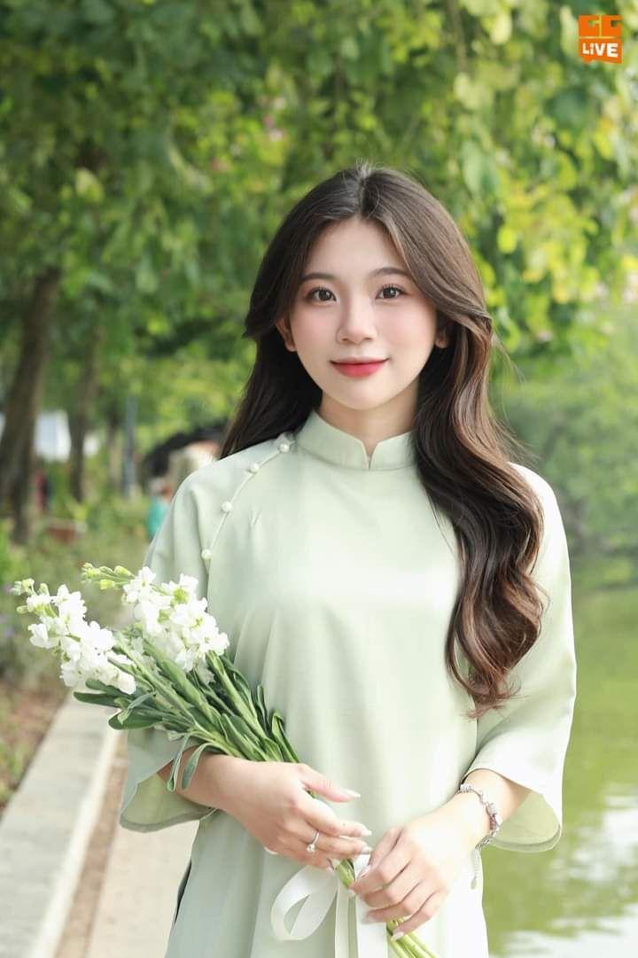 Hình cô gái xinh đẹp trong áo sắc màu