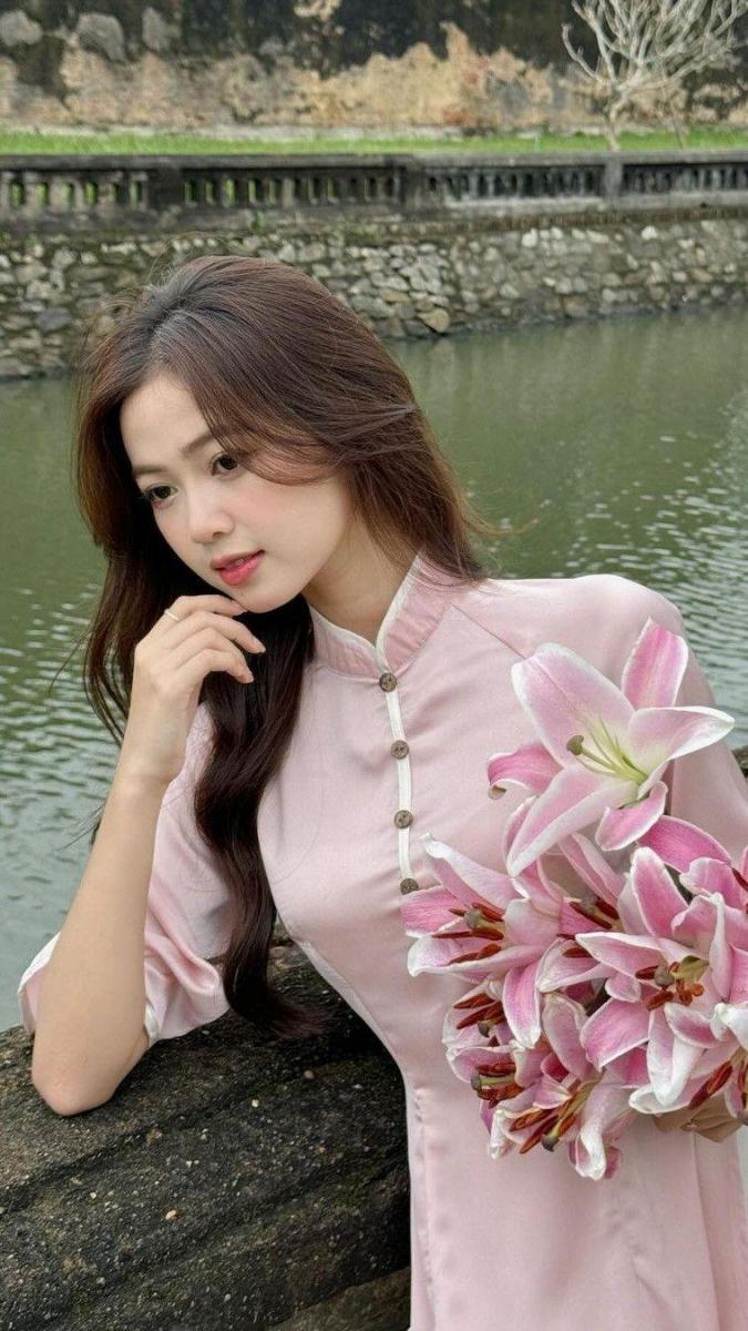 Cô gái xinh đẹp trong áo sắc đẹp