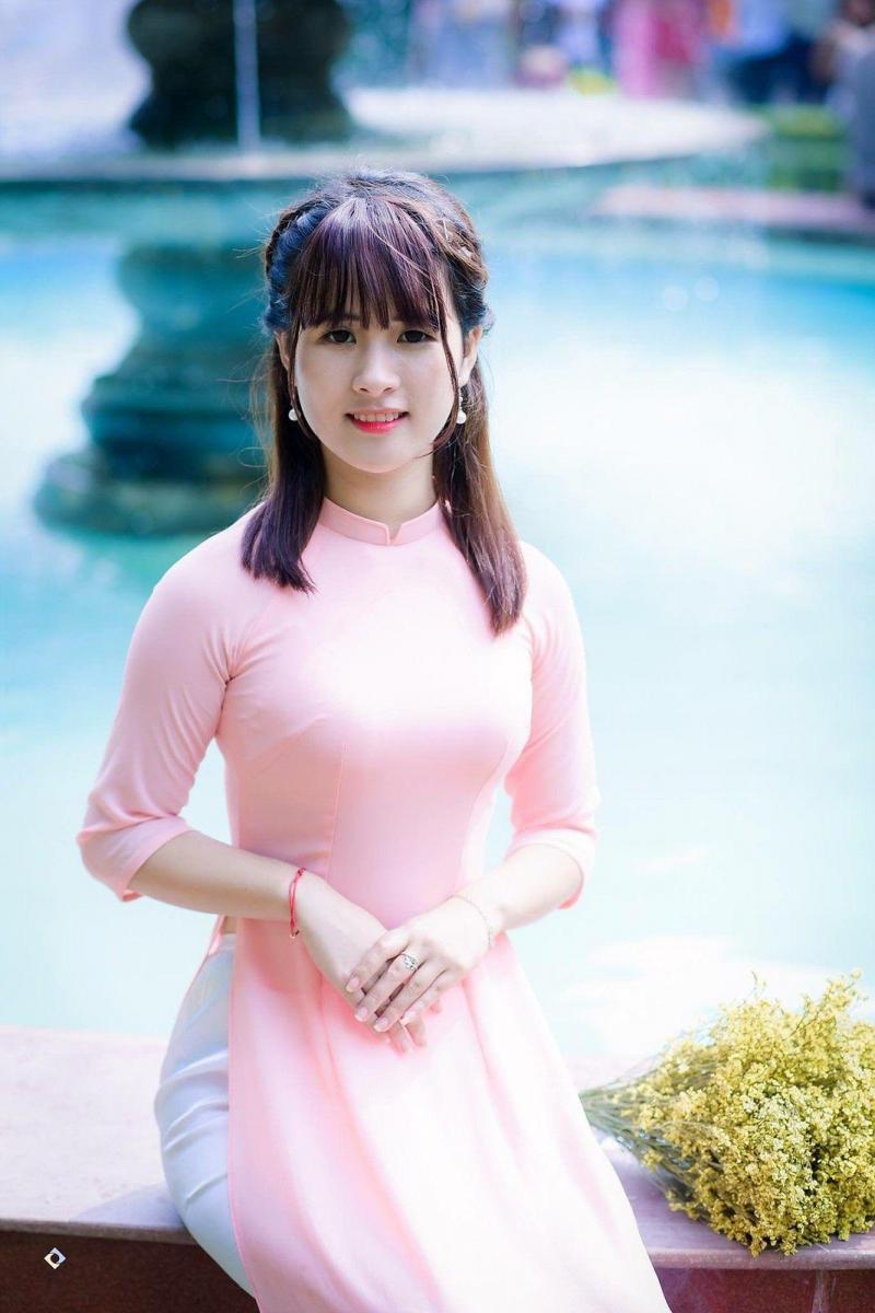 Hình cô gái xinh đẹp trong áo sắc đẹp