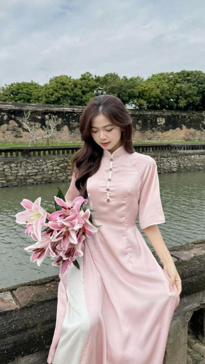 Hình ảnh cô gái xinh đẹp trong áo sắc đẹp