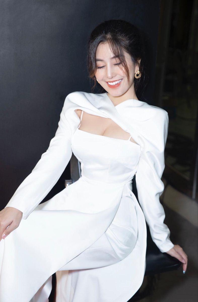 Gái xinh ff trong bộ áo sắc đẹp thời trang