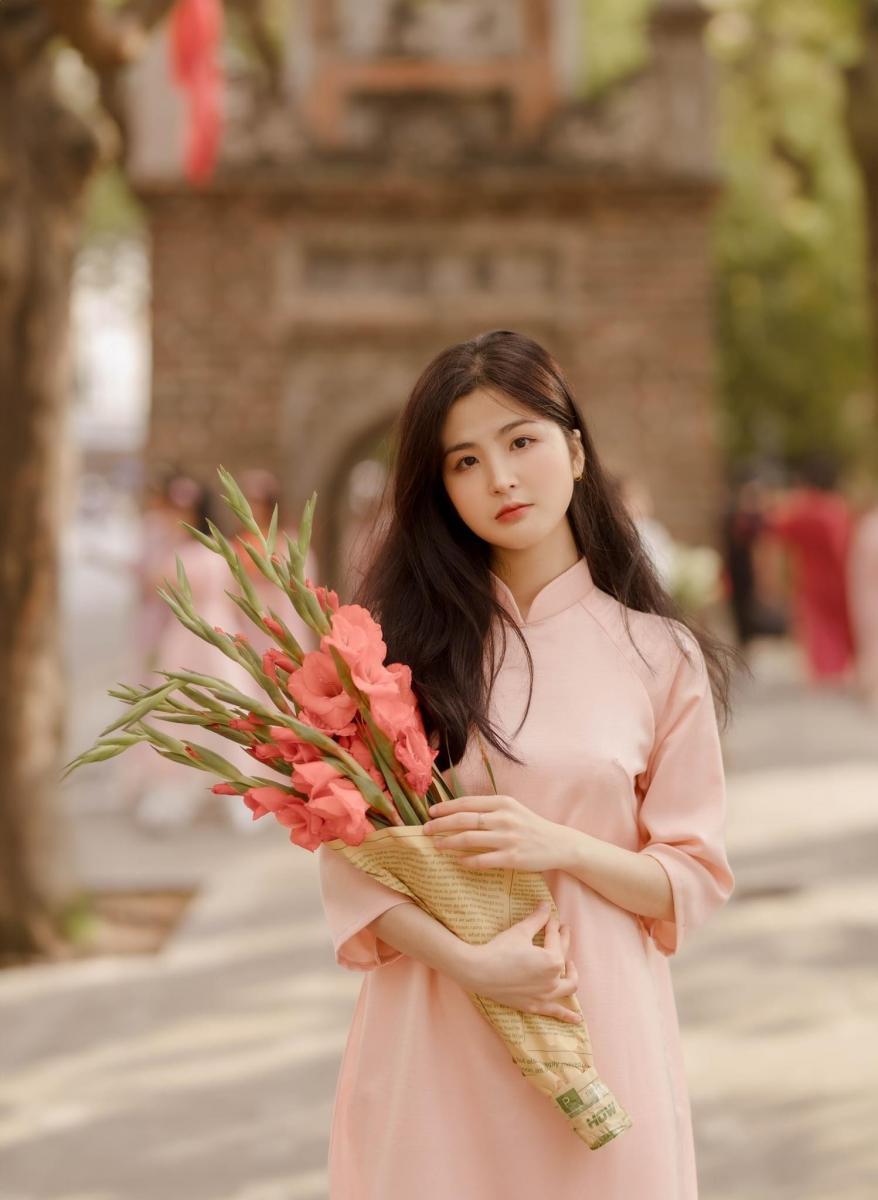 Gái xinh áo dài trắng trong bộ sưu tập thời trang