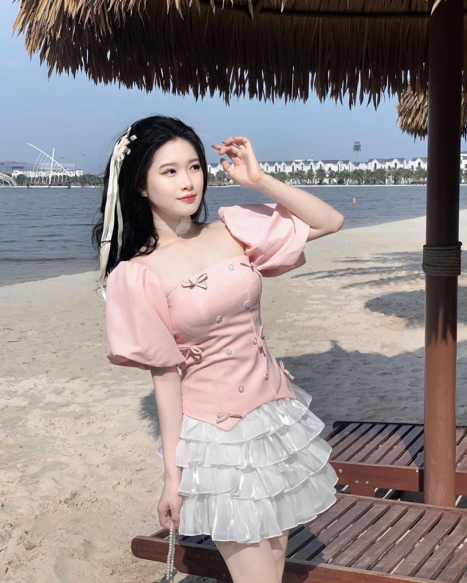 Ảnh gái xinh mặc áo sơ mi trắng và áo tắm đẹp
