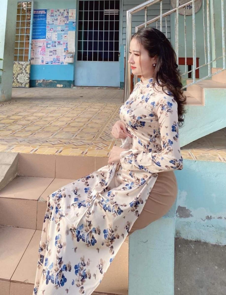 Ảnh cô gái xinh xắn trong bộ áo sắc đẹp thời trang