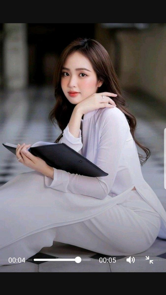 Gái xinh ff trong bộ áo sắc đẹp thời trang