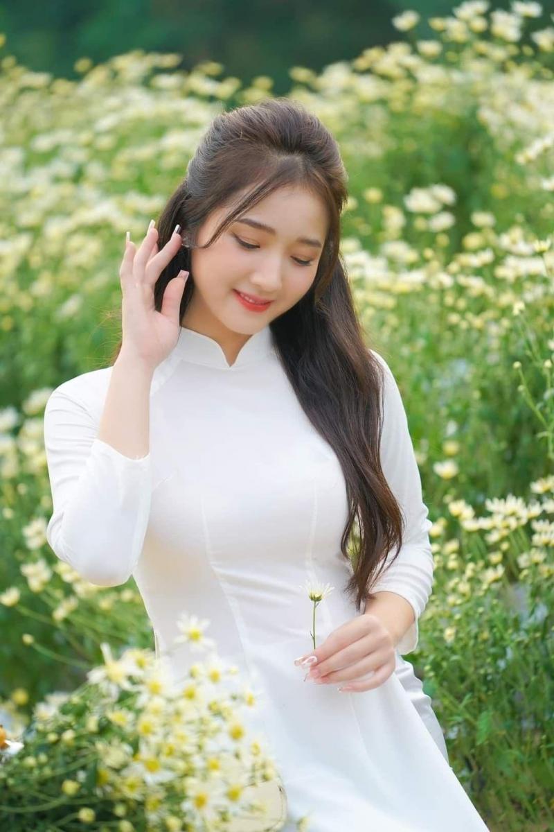 Ảnh cô gái xinh xắn trong bộ áo sắc đẹp thời trang