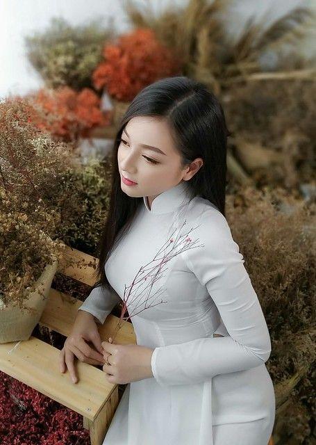 Gái xinh 123 trong bộ áo sắc đẹp thời trang Quỳnh Trâm
