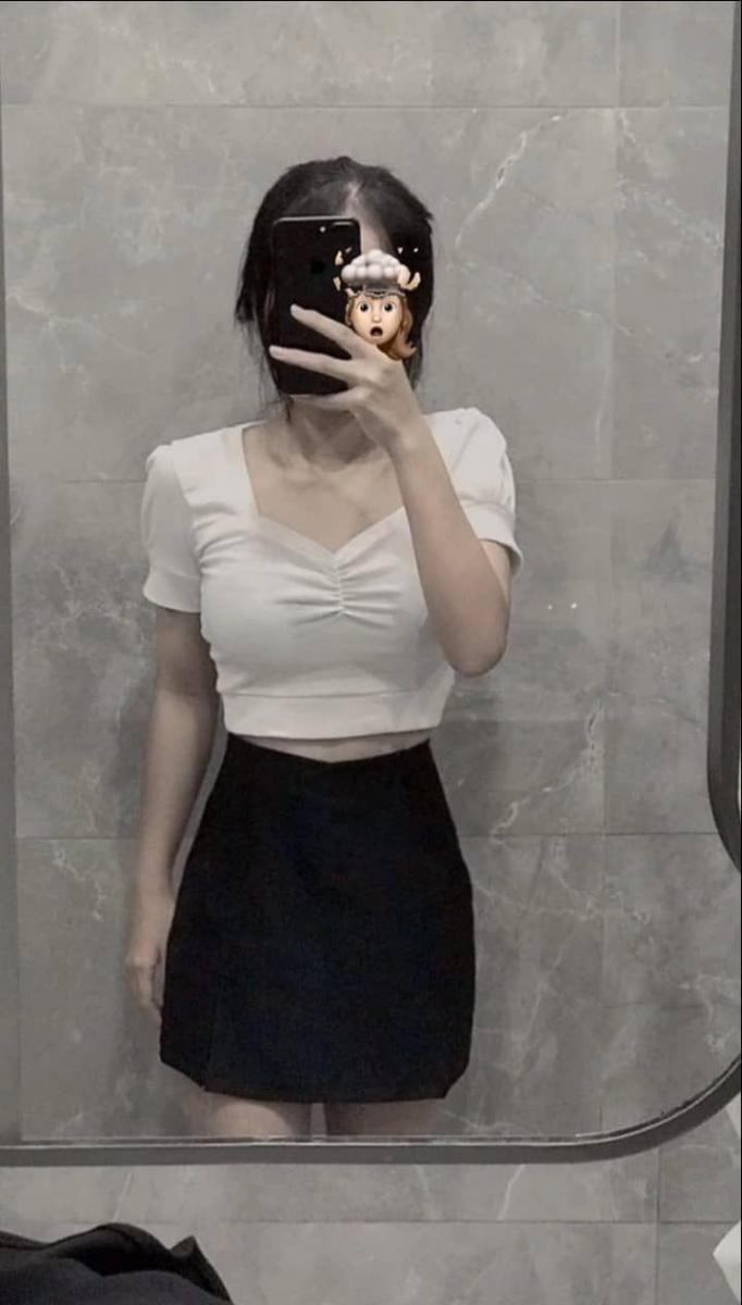 Ảnh gái xinh khoe thân với áo thật lưng