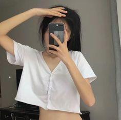 Gái xinh mặc áo dài trắng trong áo crop top