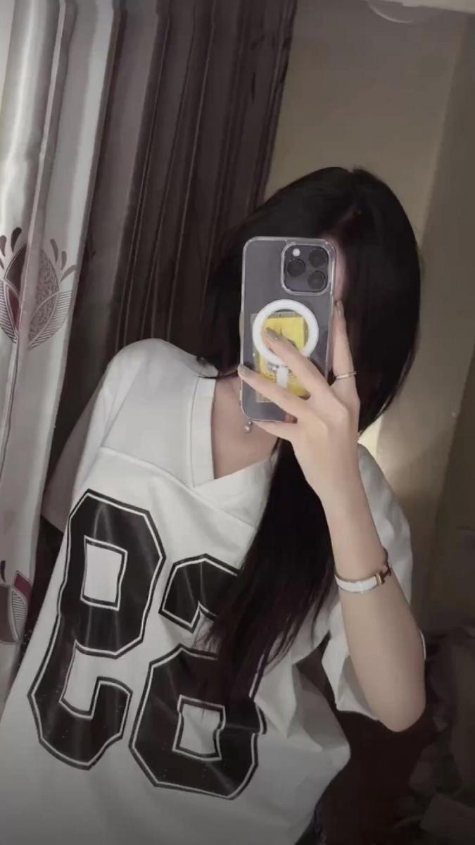 Ảnh gái xinh nằm trong áo thun năng động