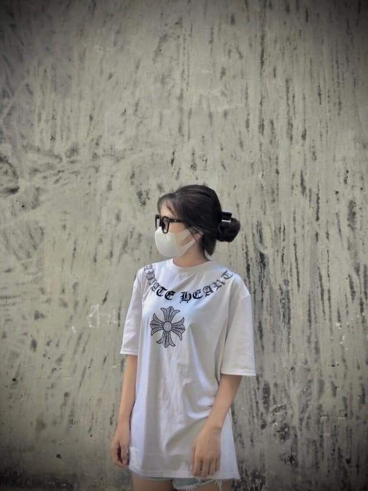 Các cô gái xinh đẹp trong áo trắng